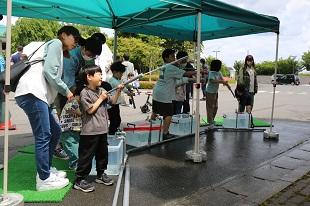 水道管で作った水鉄砲で遊ぶコーナーの様子