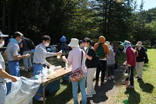 企業団で製造している3種類のボトルドウォーターを飲みながら水分補給している様子です。