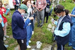 馬淵川源流の水温と導電率を測っている様子