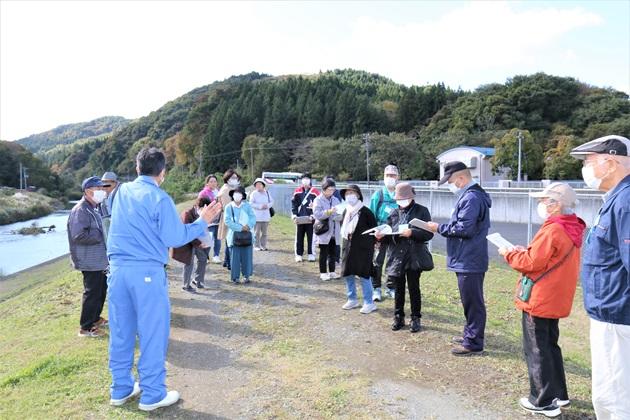 企業団で製造している3種類のボトルドウォーターを飲みながら水分補給している様子です。