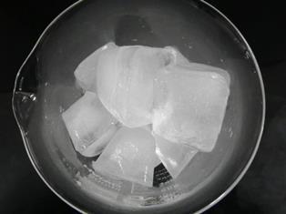 写真は製氷した白っぽい氷